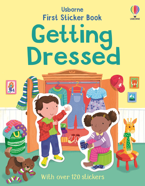 Coperta cărții „First Sticker Book Getting Dressed” – carte cu stickere Usborne pentru copii 3+ ani